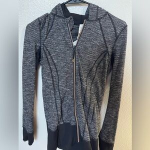 Lululemon, Gray and black, size 4